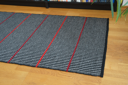 Teppich Ritami mit roten Streifen
